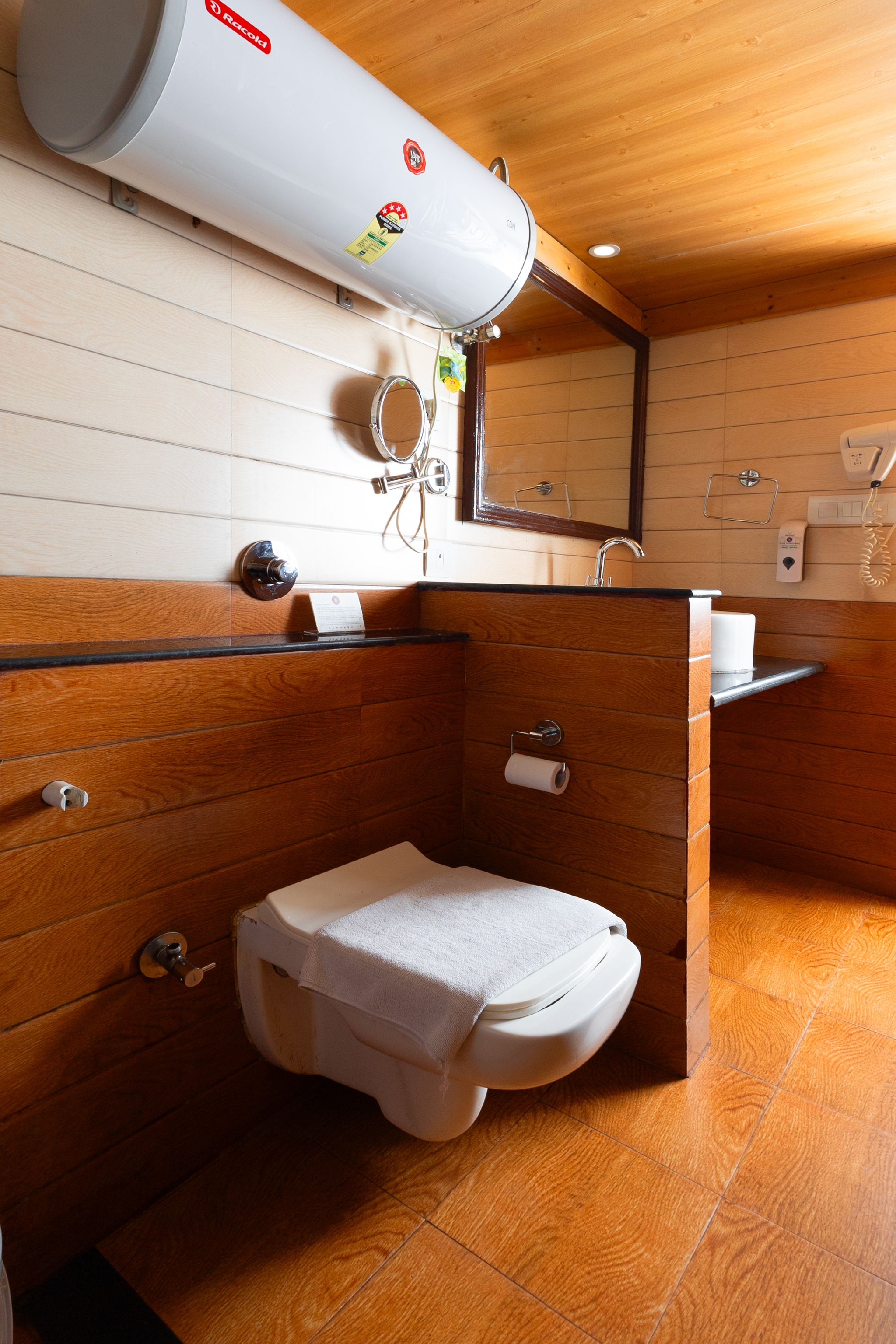 Sumitel Hotel 500 meters from Mall Road Premium Room and City View 4