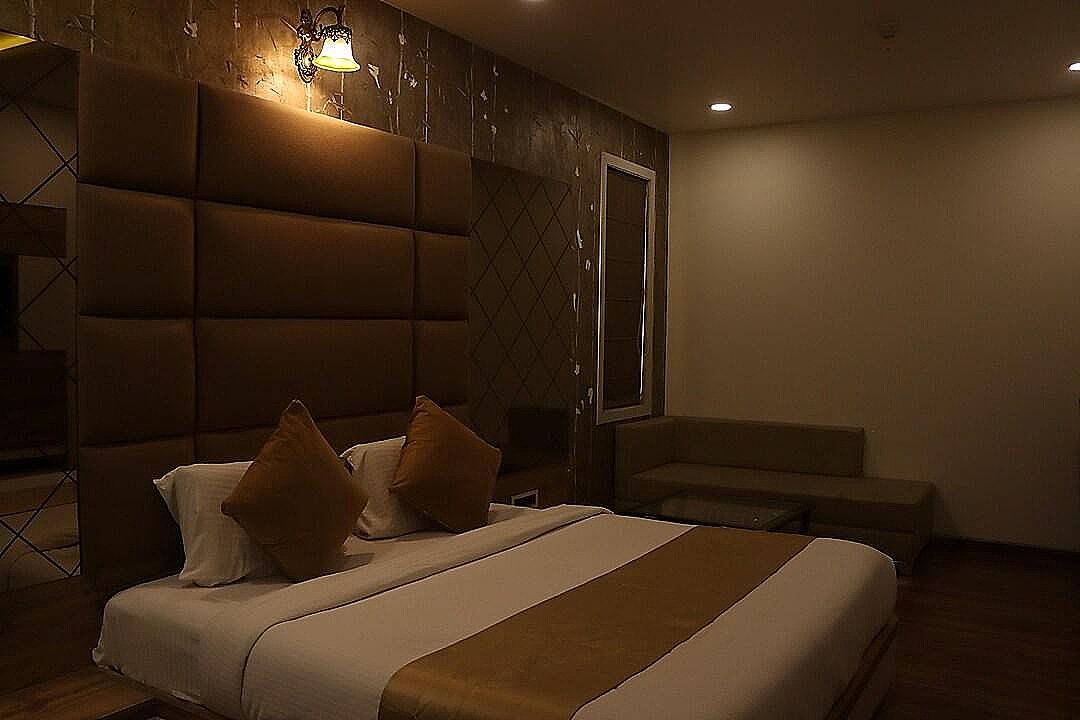 Royal AC Room with WIFI
