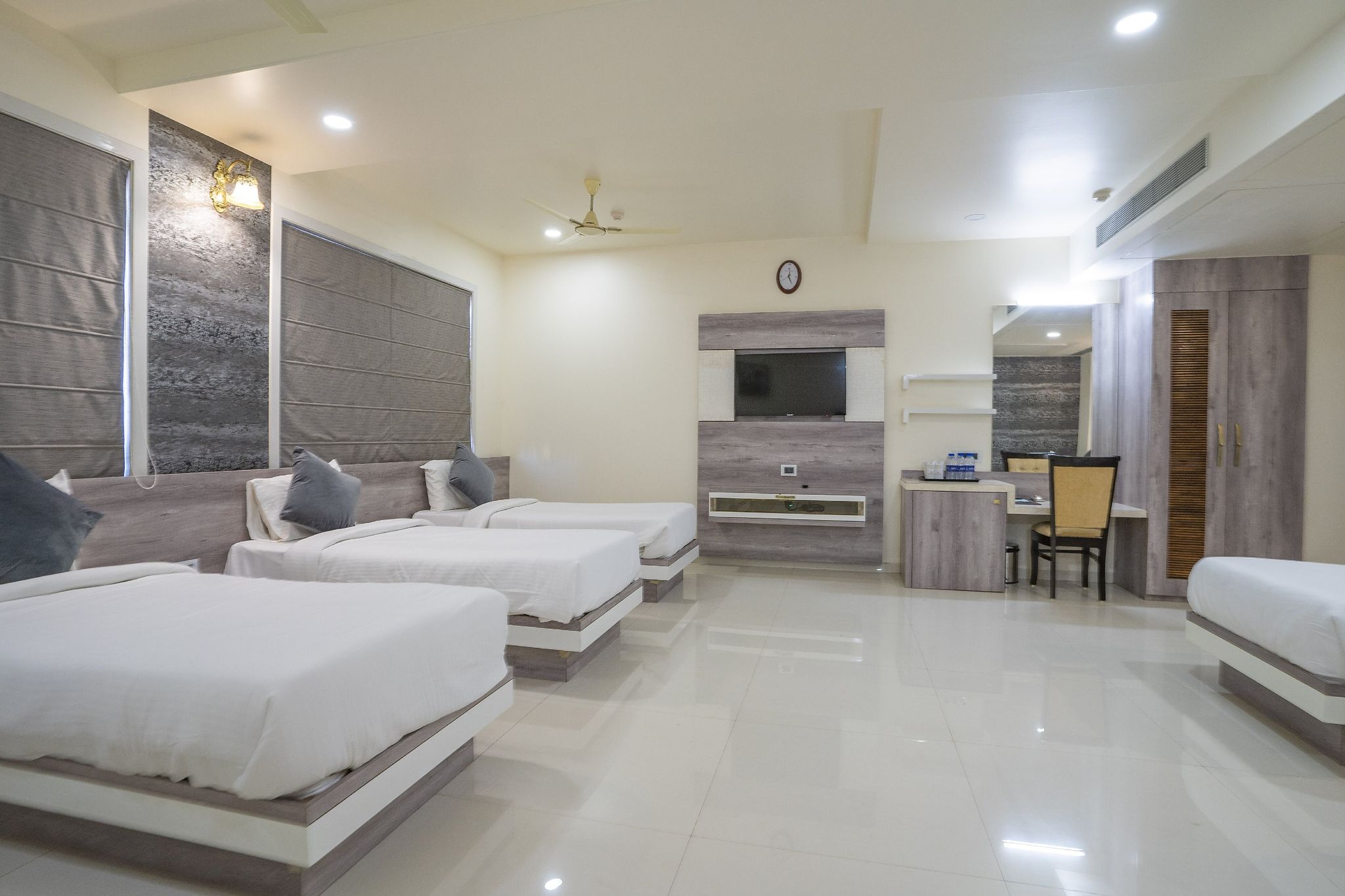 Hotel Wisteria Blue Premium AC Room With WIFI 2