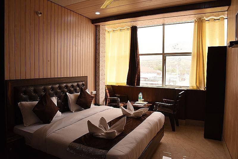 Hotel Accurate Deluxe Room 3