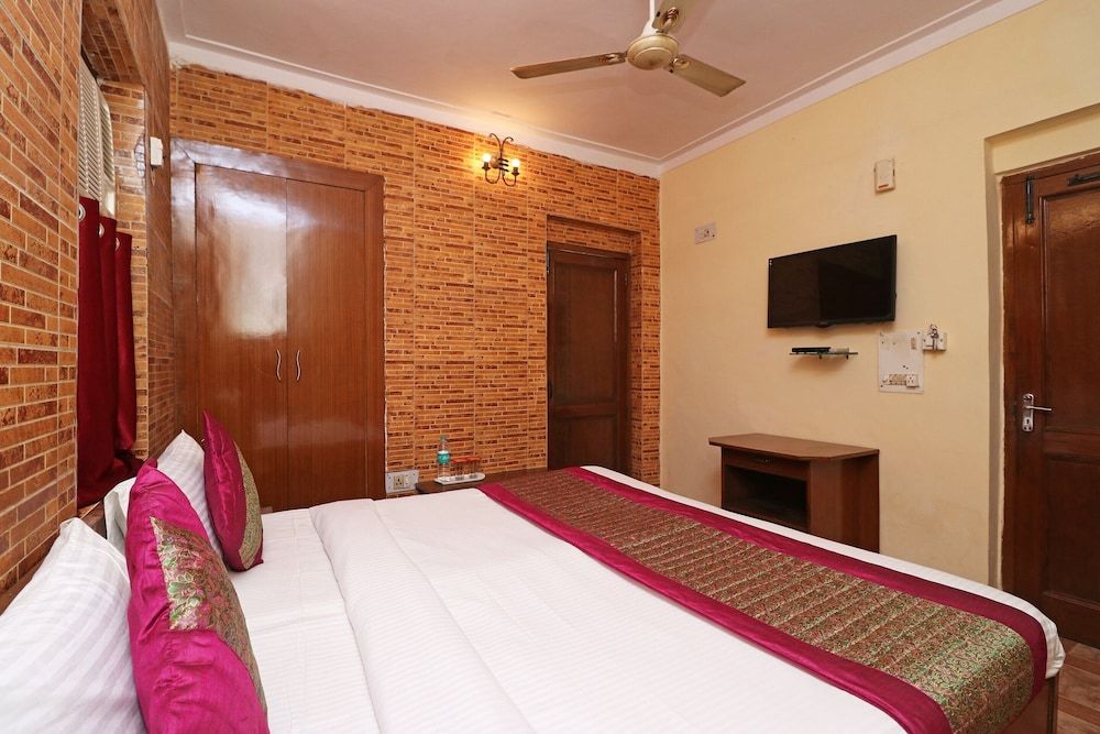 Townhouse DSR Classic Standard Double Room 9