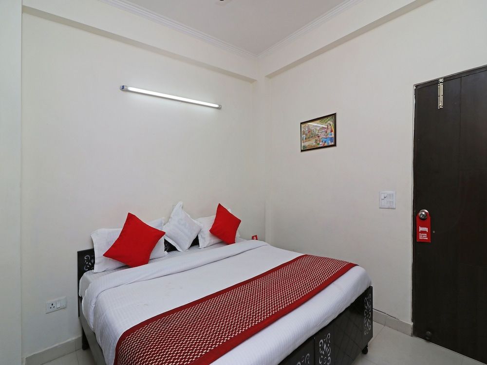 OYO 13046 The City Hospitality Double or Twin Room 6