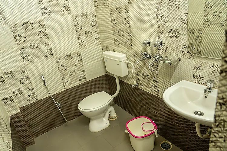 Bnson Blue Hotel Deluxe AC (Queen) 4