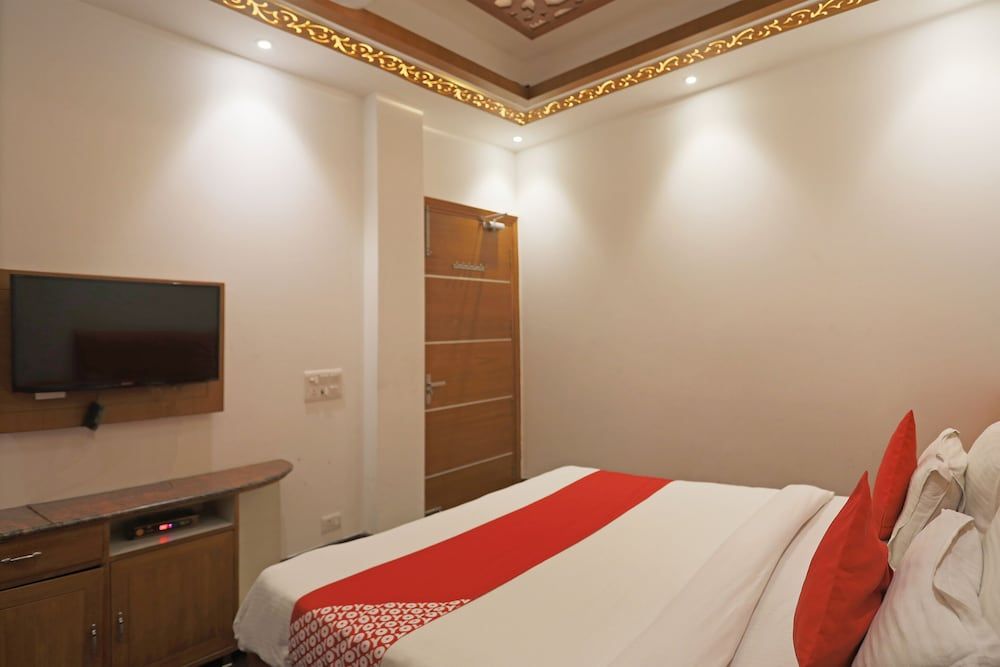 OYO 15183 JJK Home Stay Double Room, 1 King Bed 3