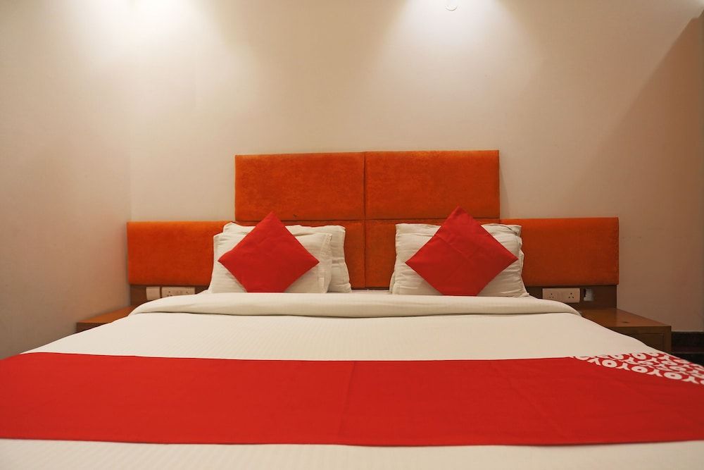 OYO 15183 JJK Home Stay Double Room, 1 King Bed 2