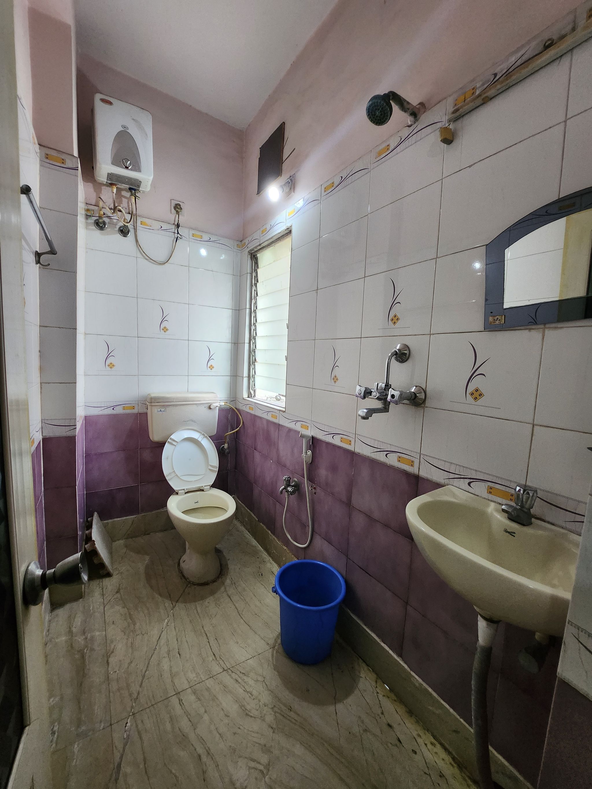 HOTEL PRIYANKA INTERNATIONAL STANDARD ROOM 18