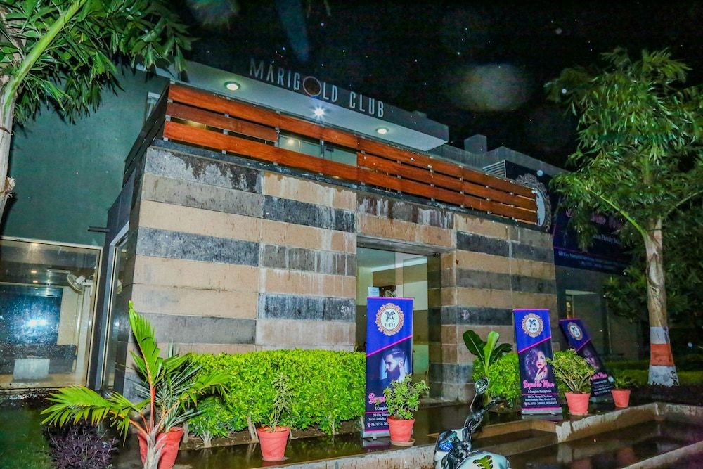 undefined OYO 3823 Marigold Club 2