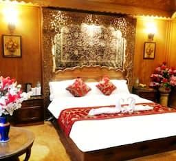 The Mughal Sheraton Eco Luxury Houseboat Mughal Luxury Executive Room 2