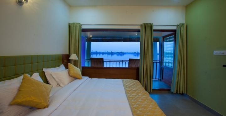 Honeymoon Lakeview Room