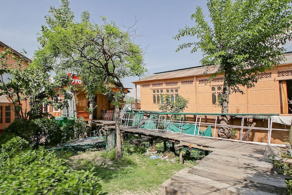 undefined OYO 6410 Amina HouseBoat 2