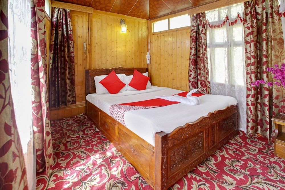 undefined OYO 6410 Amina HouseBoat 4