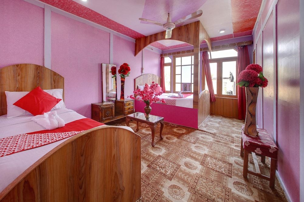 OYO 6410 Amina HouseBoat Double or Twin Room 3