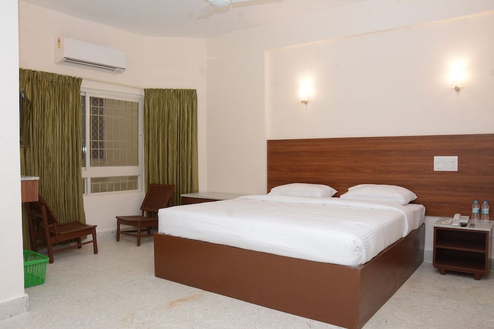 SREE PARTHI HOTEL DELUXE ROOM