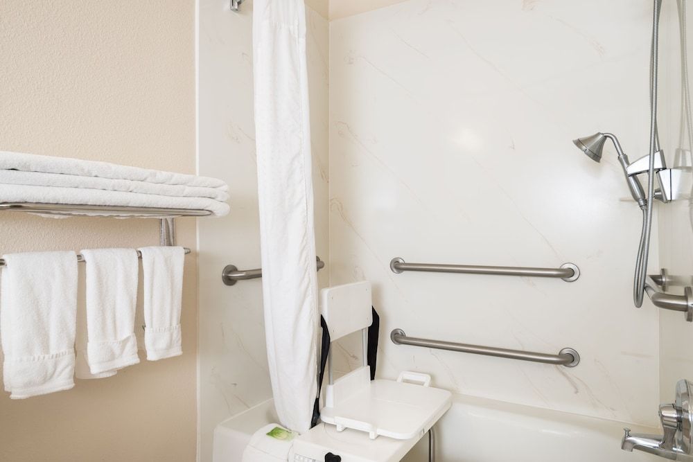 Standard Room, 2 Queen Beds, Accessible (Mobility Tub)