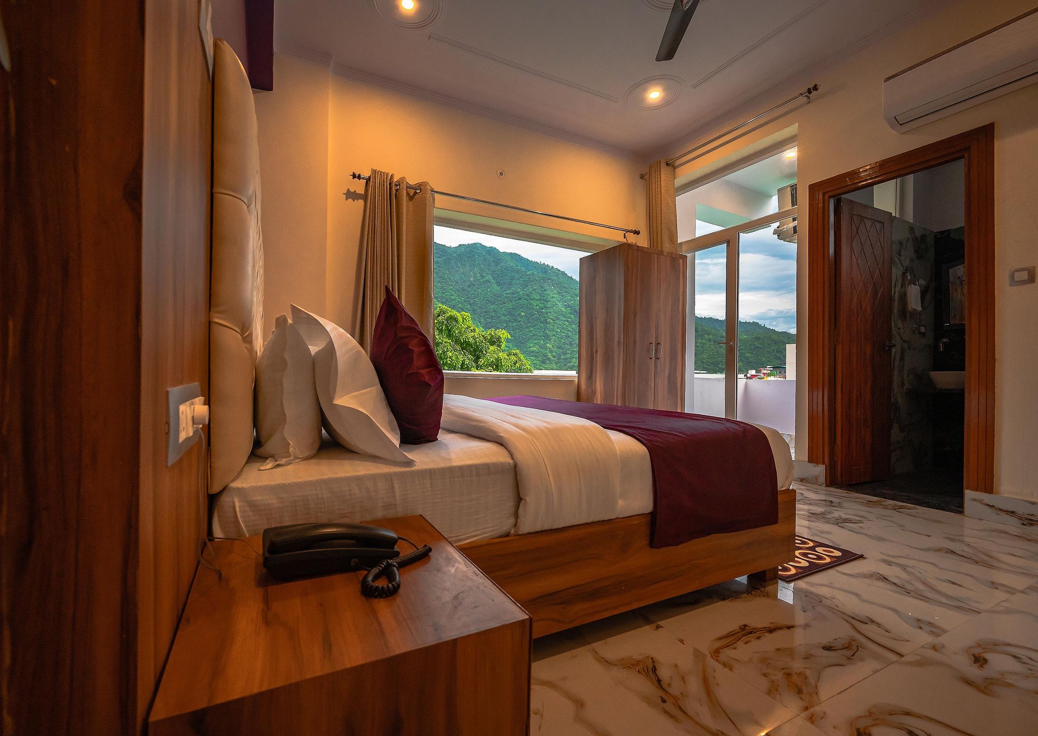 Deluxe Room with Mountain View