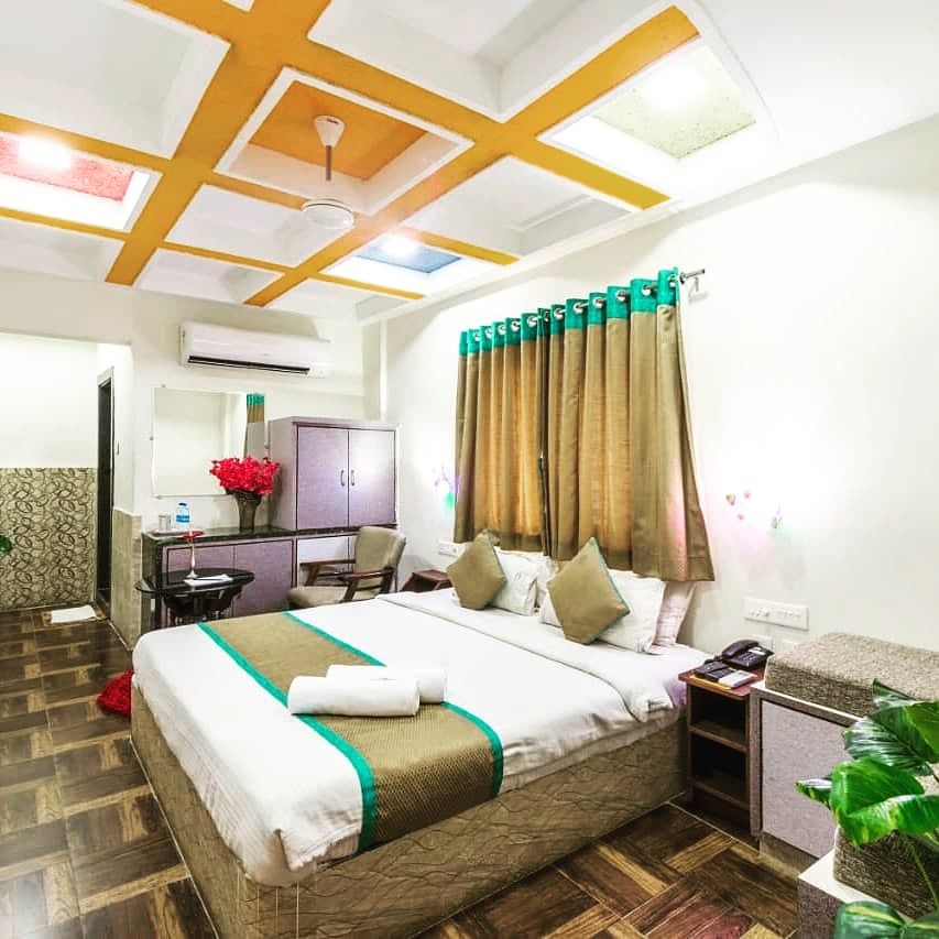 EXECUTIVE ROOM.