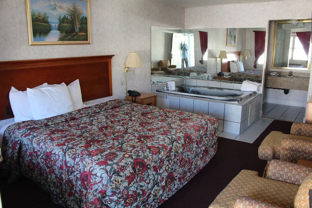 Highlander Motor Inn Atlantic City Deluxe Room, 1 King Bed, Non Smoking, Jetted Tub 3