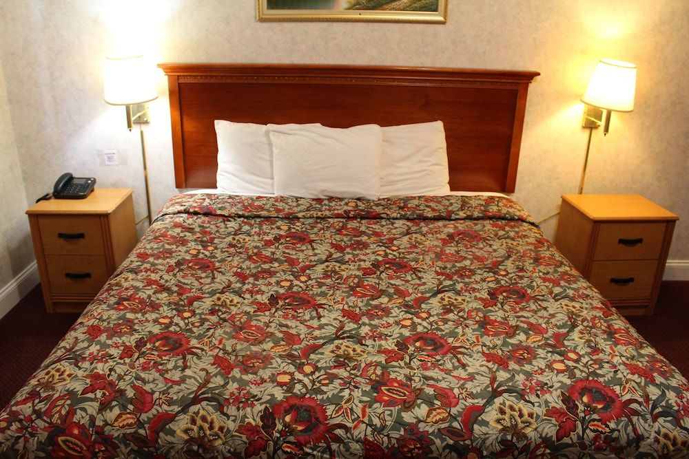 Highlander Motor Inn Atlantic City Deluxe Room, 1 King Bed, Smoking, Refrigerator & Microwave 3