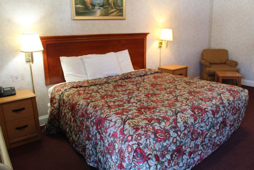 Highlander Motor Inn Atlantic City Deluxe Room, 1 King Bed, Smoking, Refrigerator & Microwave 4