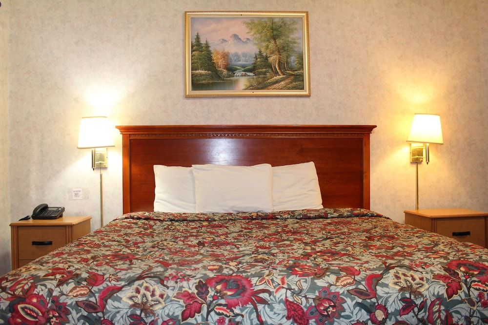 Highlander Motor Inn Atlantic City Deluxe Room, 1 King Bed, Smoking, Refrigerator & Microwave 2