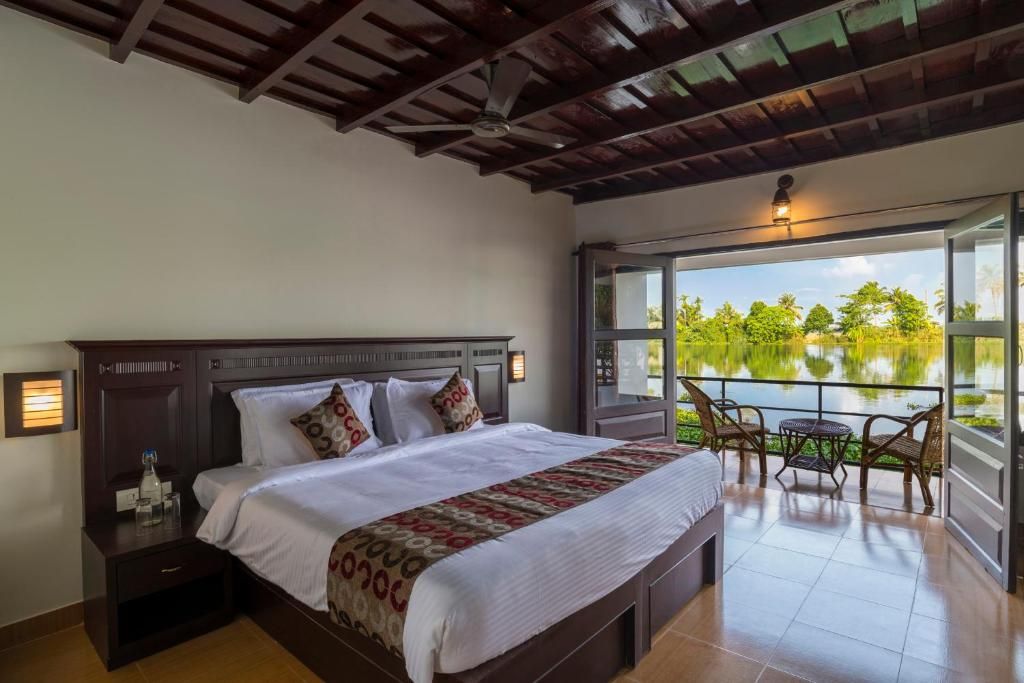 Lake View Cottage With Balcony