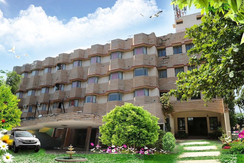 undefined Iroomz Hotel Pawan
