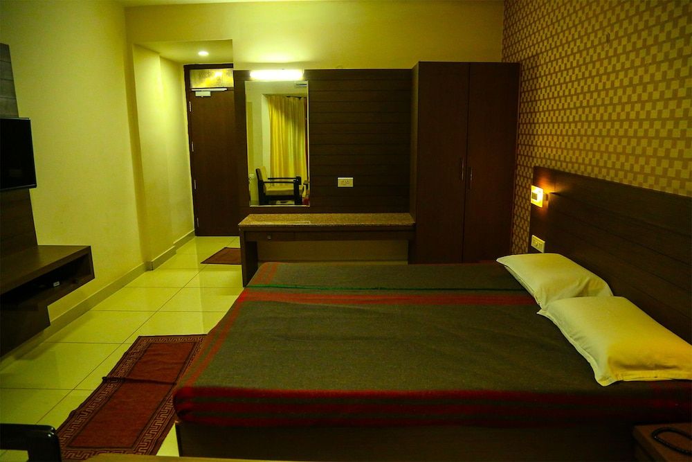 undefined Iroomz Hotel Pawan 7