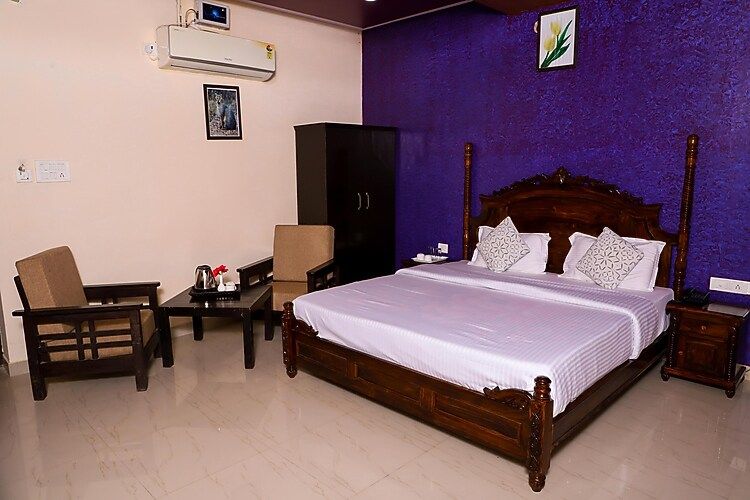 Hotel Yash Vilas Deluxe Room