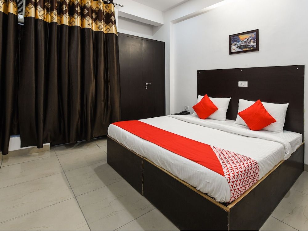 OYO 13025 Petals Inn Standard Room 11