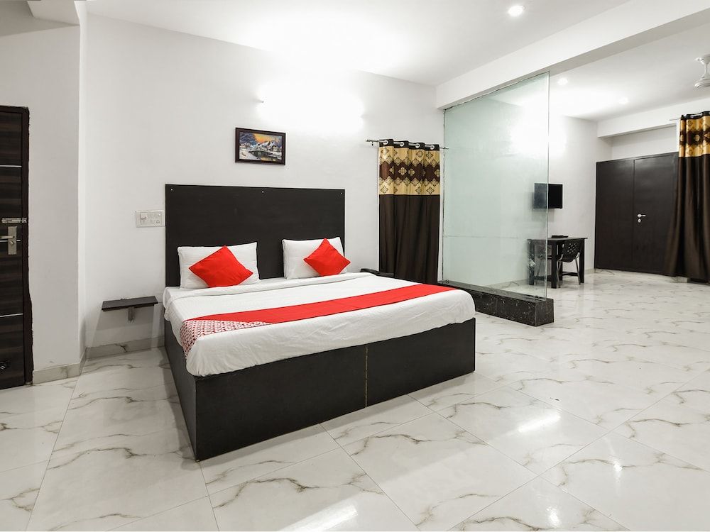 OYO 13025 Petals Inn Standard Room 6