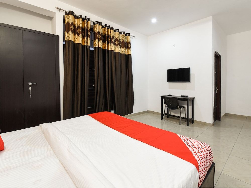 OYO 13025 Petals Inn Standard Room 18