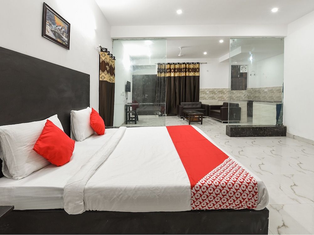 OYO 13025 Petals Inn Standard Room 16