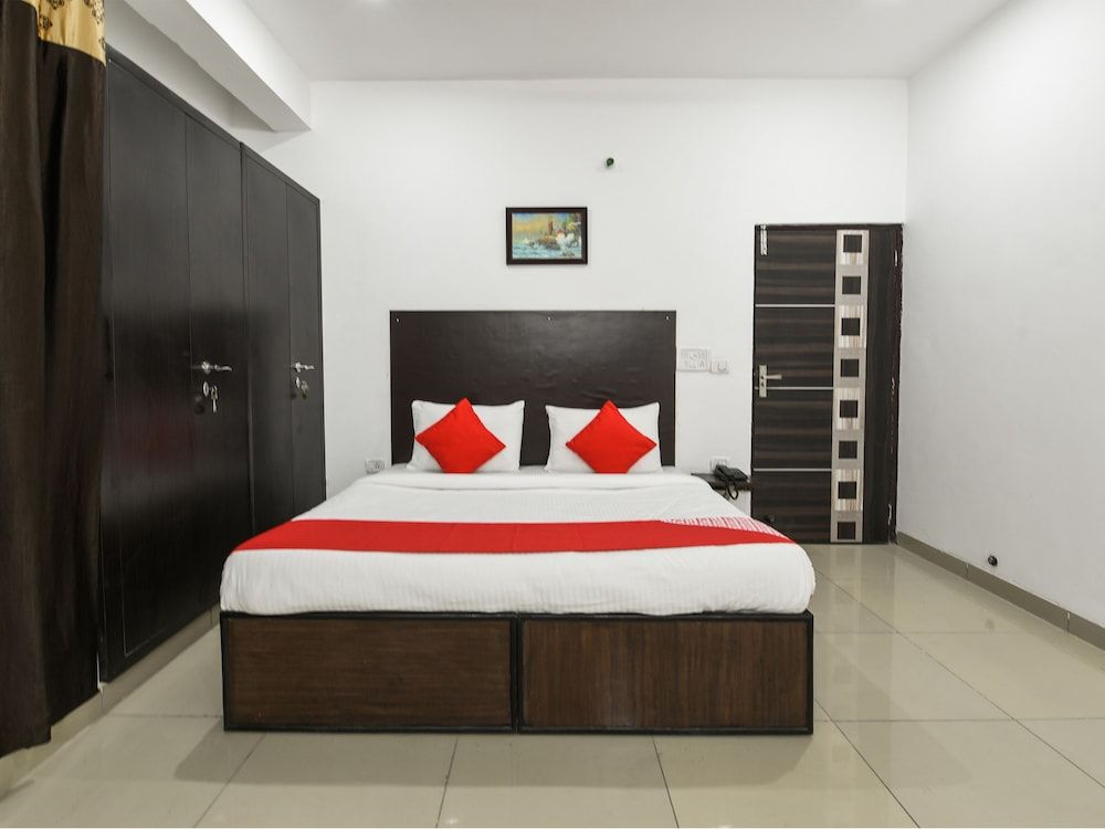 OYO 13025 Petals Inn Standard Room 8