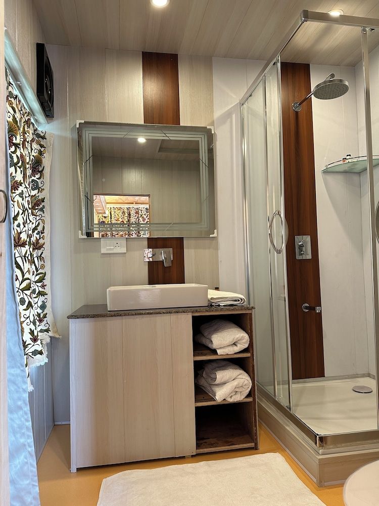 undefined New York Houseboat 9