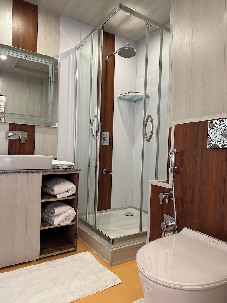 undefined New York Houseboat 10