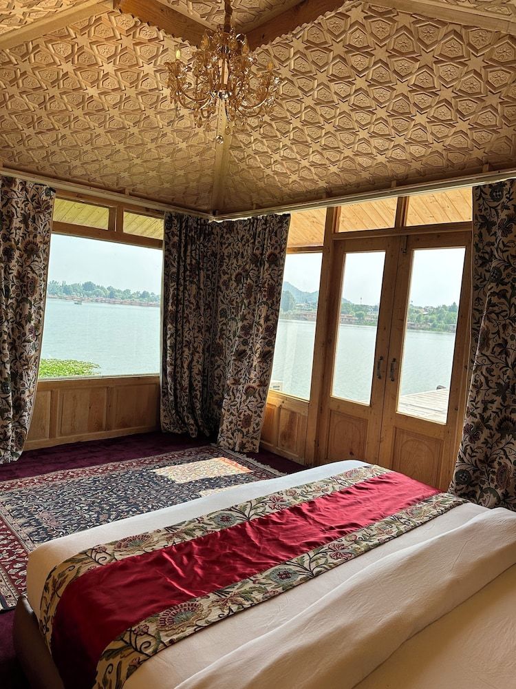 undefined New York Houseboat 7