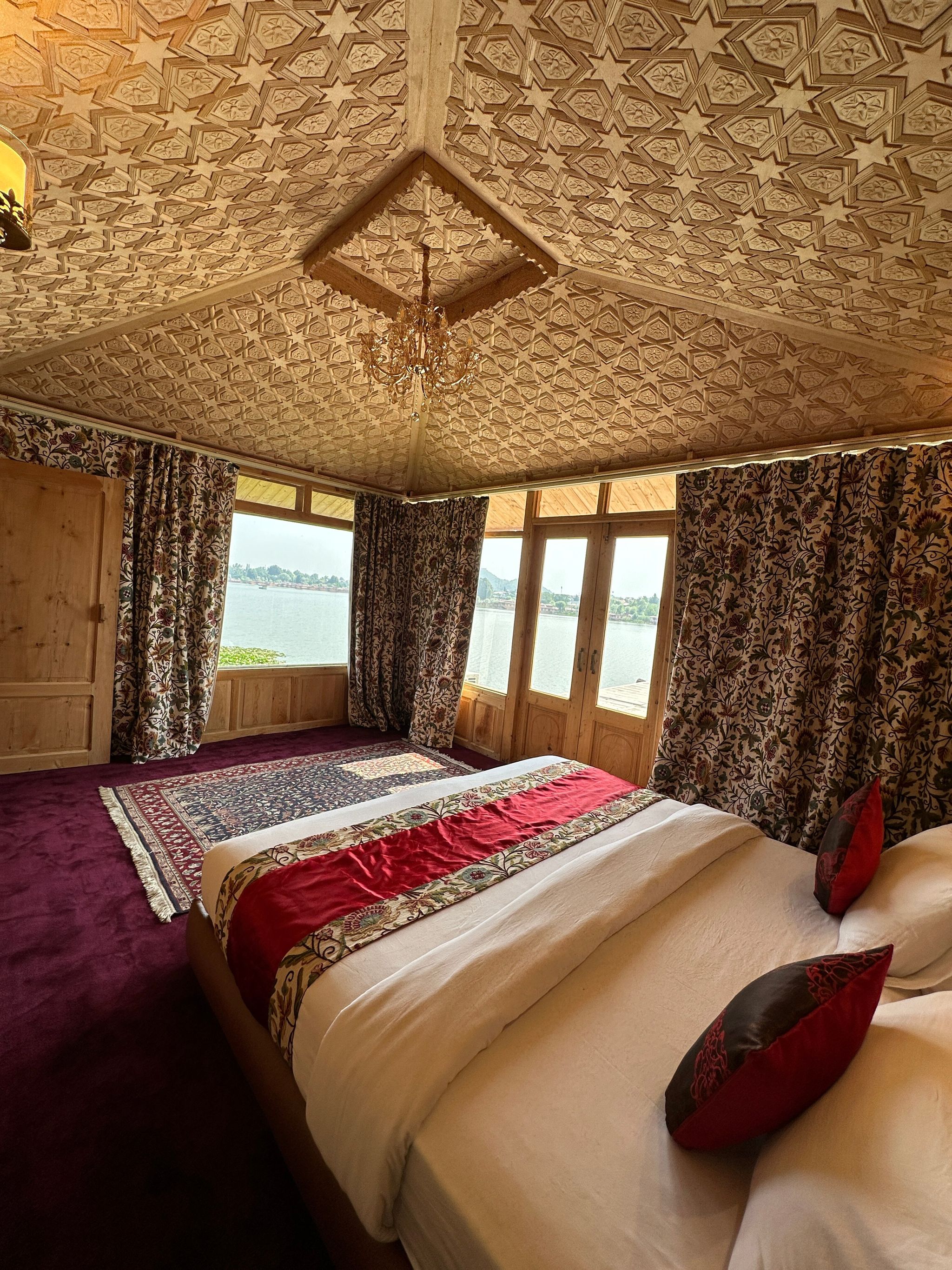 Nigeen Lakeview Suite