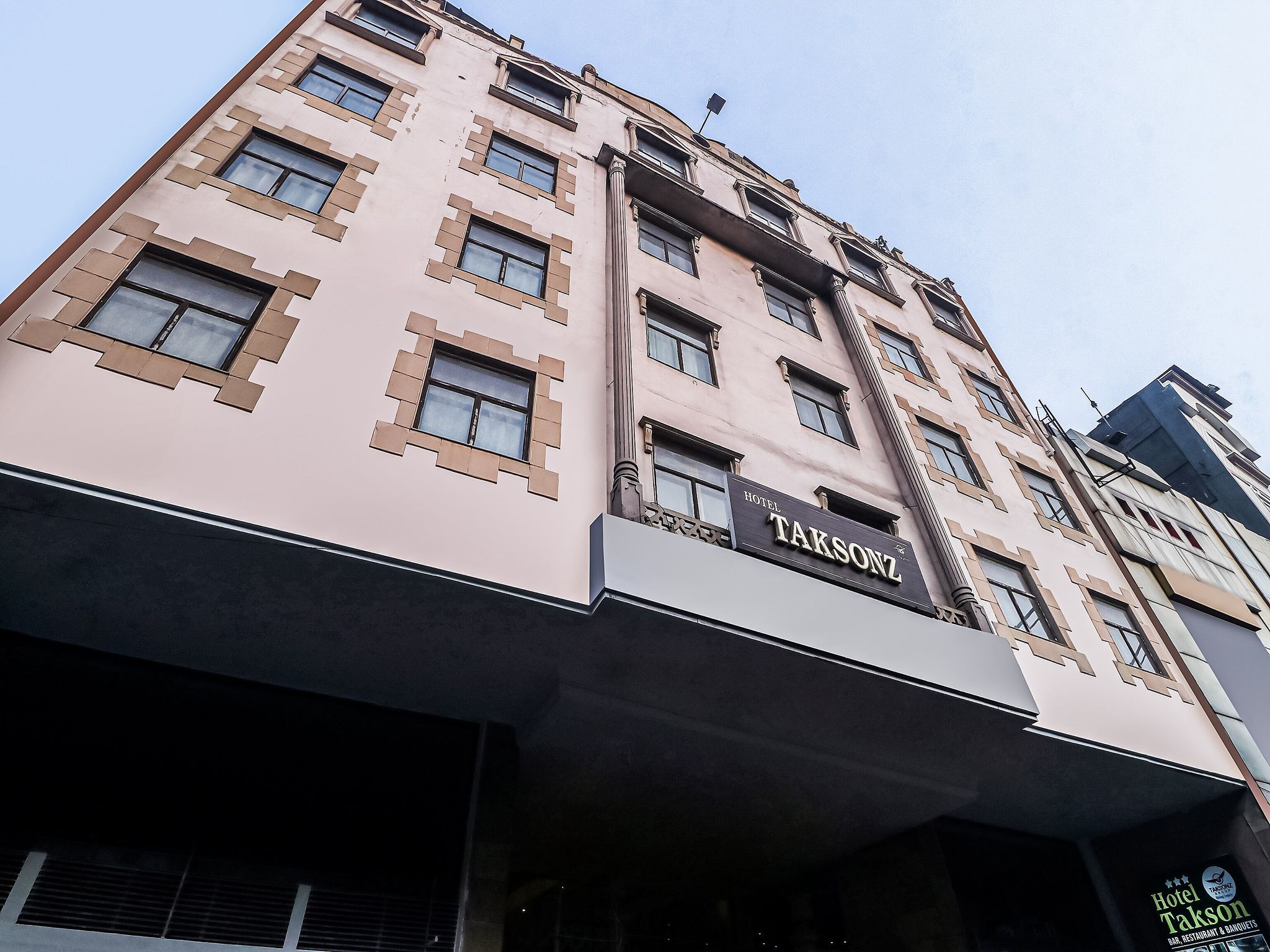 undefined Townhouse Hotel Taksonz