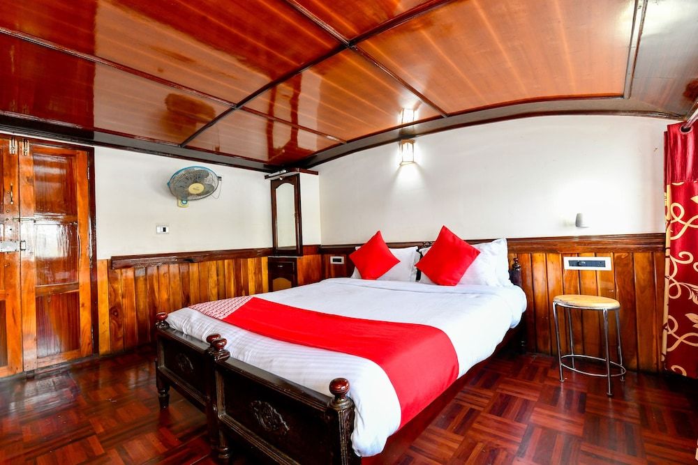 OYO 24146 Houseboat Anugraha 6bhk Deluxe Double Room 10
