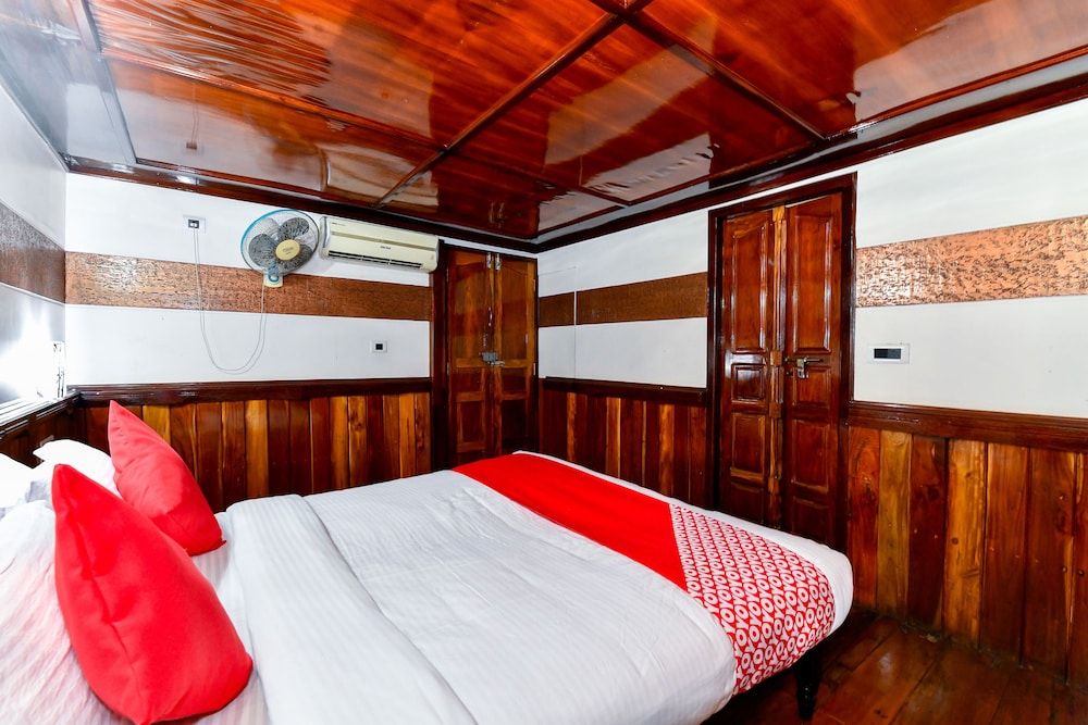 OYO 24146 Houseboat Anugraha 6bhk Deluxe Double Room 2