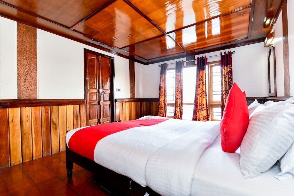 OYO 24146 Houseboat Anugraha 6bhk Deluxe Double Room 6