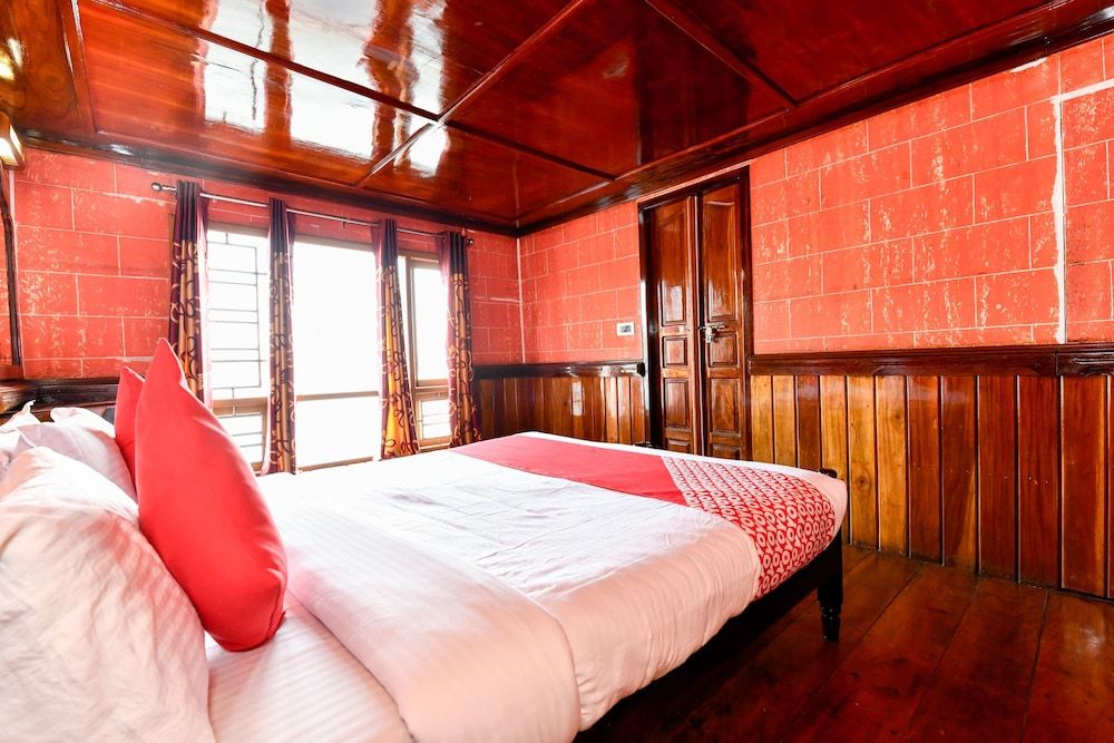 OYO 24146 Houseboat Anugraha 6bhk Deluxe Double Room 20