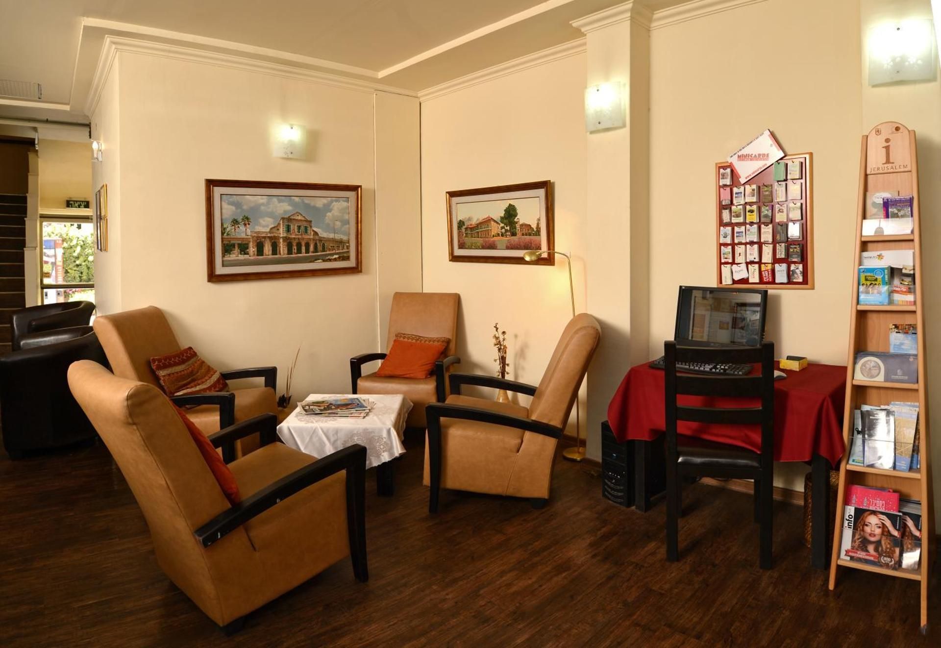 shared lounge/tv area