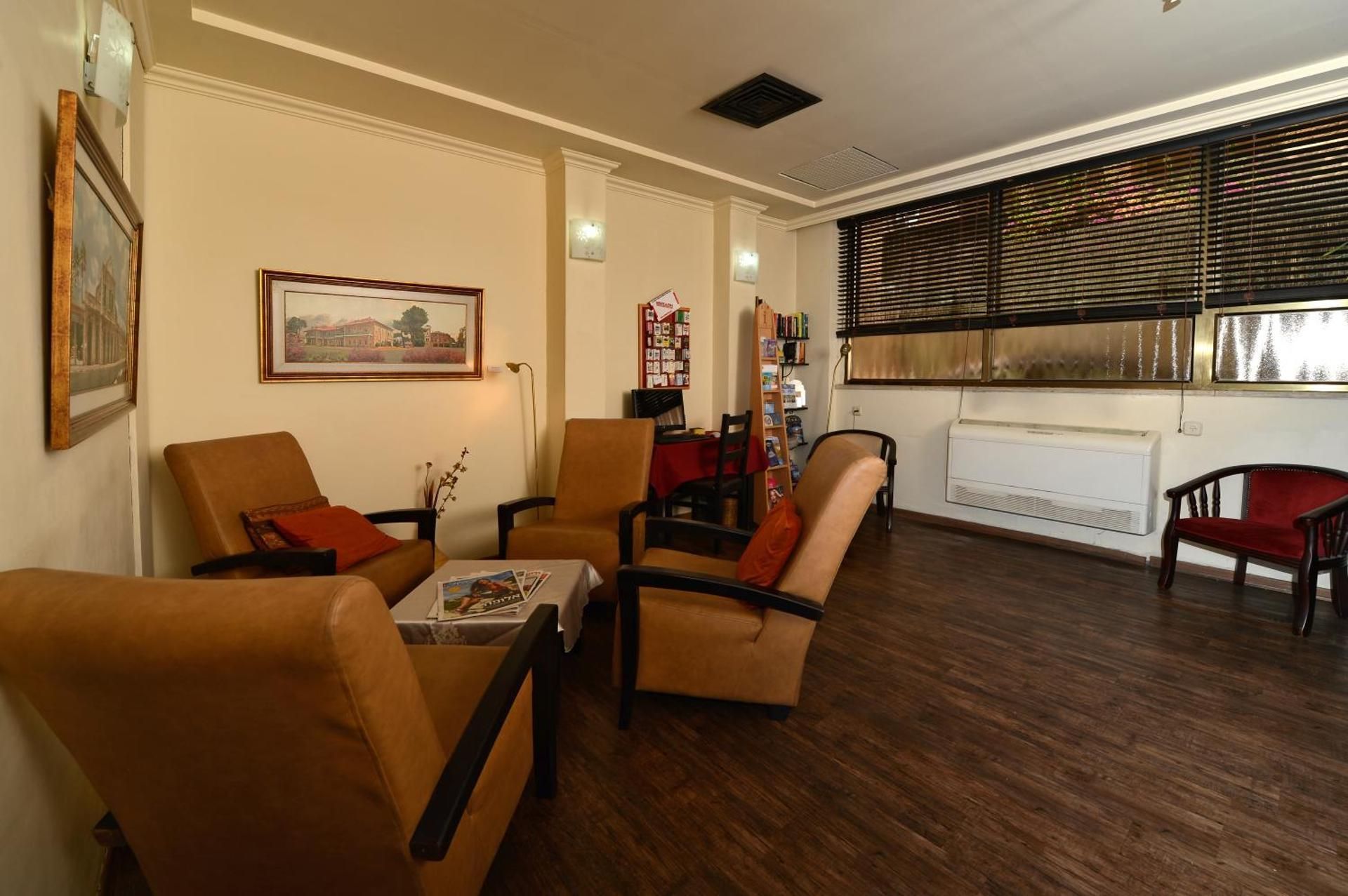 shared lounge/tv area