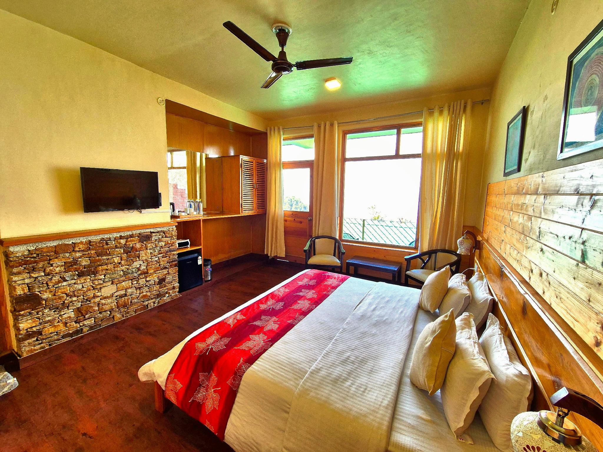 Yak and Yeti Inn Premium Room with Balcony 2
