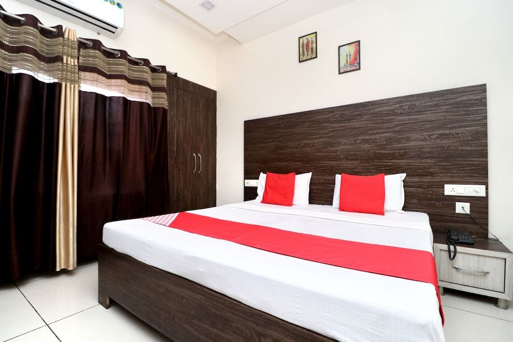 OYO 37860 Hotel Batra Double or Twin Room