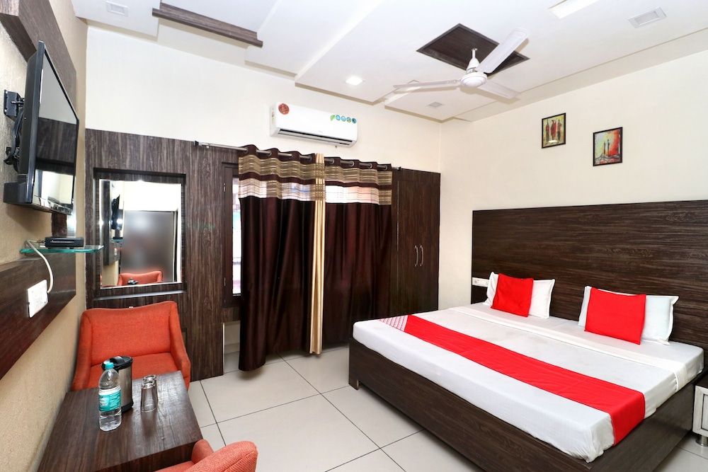 OYO 37860 Hotel Batra Double or Twin Room 3