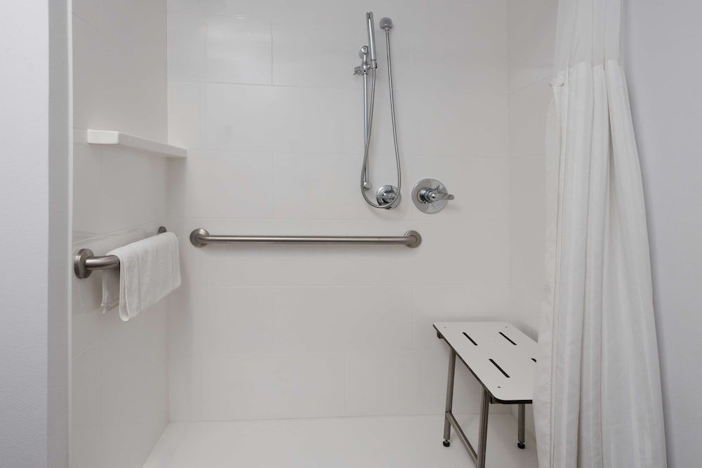 2 Queen Beds, Accessible