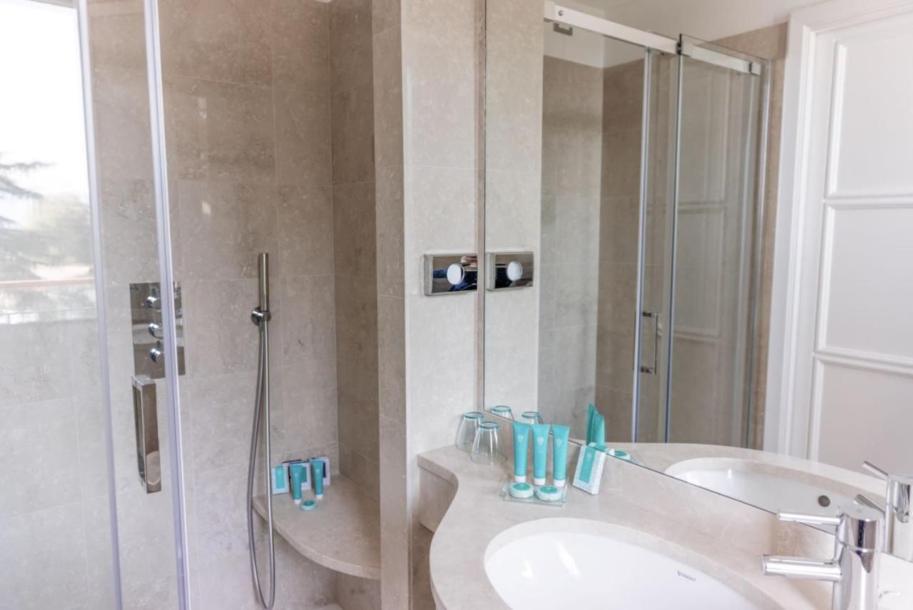 Double or Twin Room with Lake View