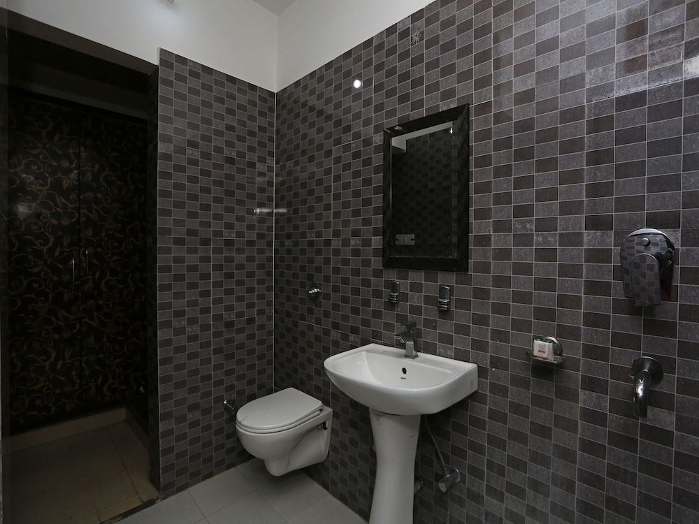 OYO 28440 Mk Hotel And Restaurant Double or Twin Room 6